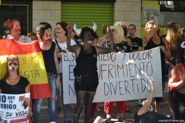 Concentración anti taurina en Dénia – gritando consignas