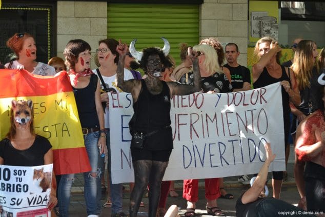 20 concentracion anti taurina en denia gritando consignas