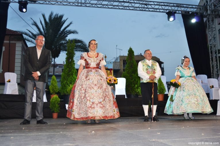 Día del fallero 2016 - Inés y Mar con el alcalde y el presidte de la JLF