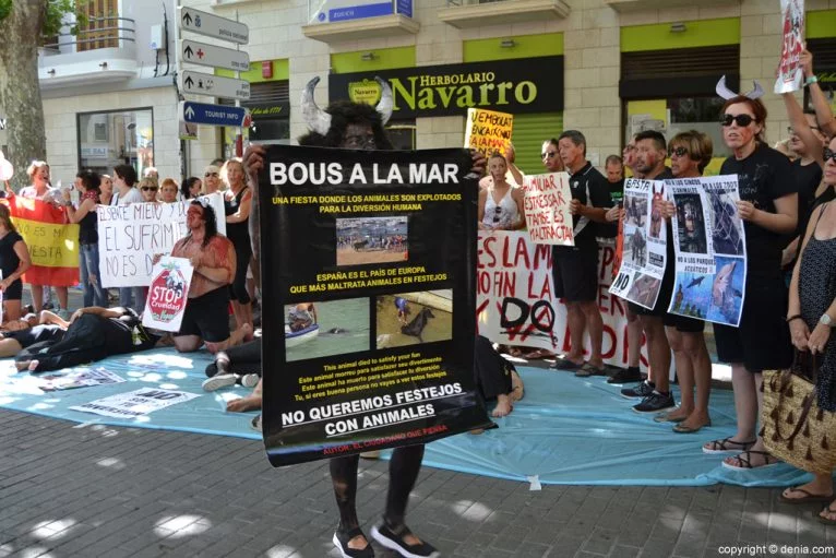 Concentración anti taurina en Dénia - cartel contra los Bous a la Mar