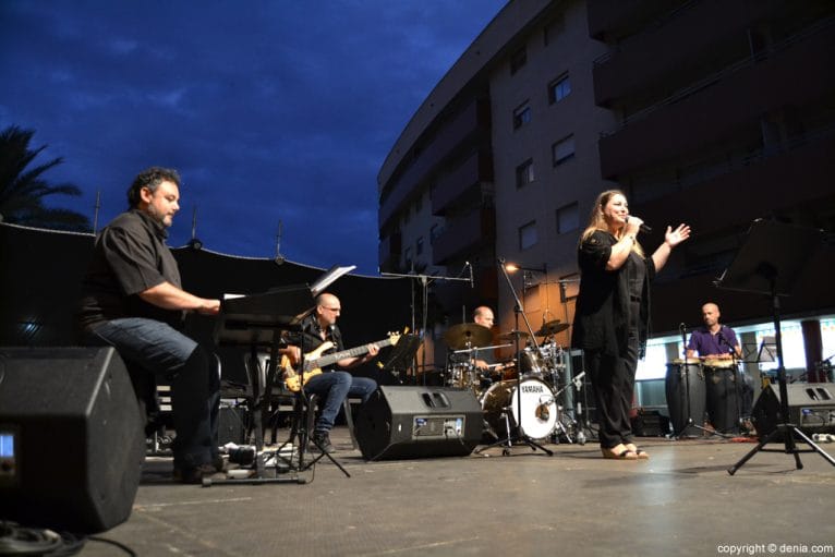 Reparto de cocas - actuación de Túmbate Jazz