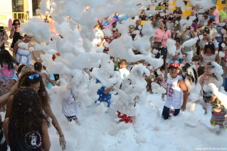 Jugant amb la diversitat - Niños jugando en la fiesta de la espuma