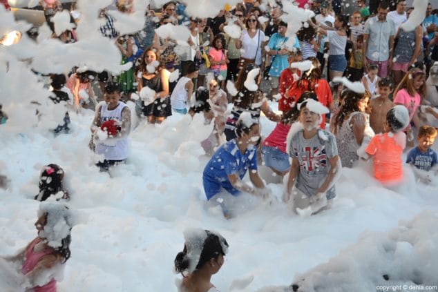 32 jugant amb la diversitat ninos en la fiesta de la espuma
