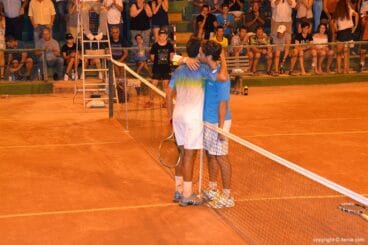 Abrazo final del partido