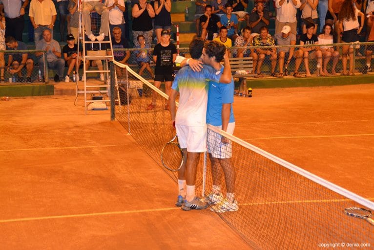 Abrazo final del partido