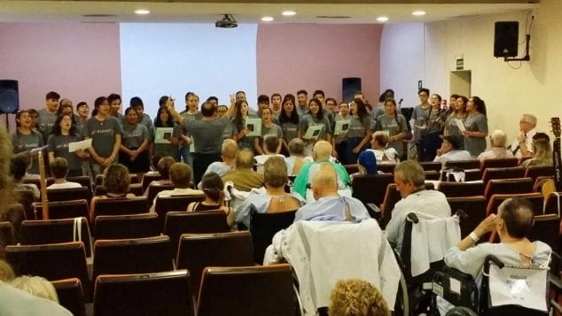 El Ejército de Salvación de Dénia celebró el campamento musical "Adoradores 3.0" 4 actuacion en el hospital de la pedrera