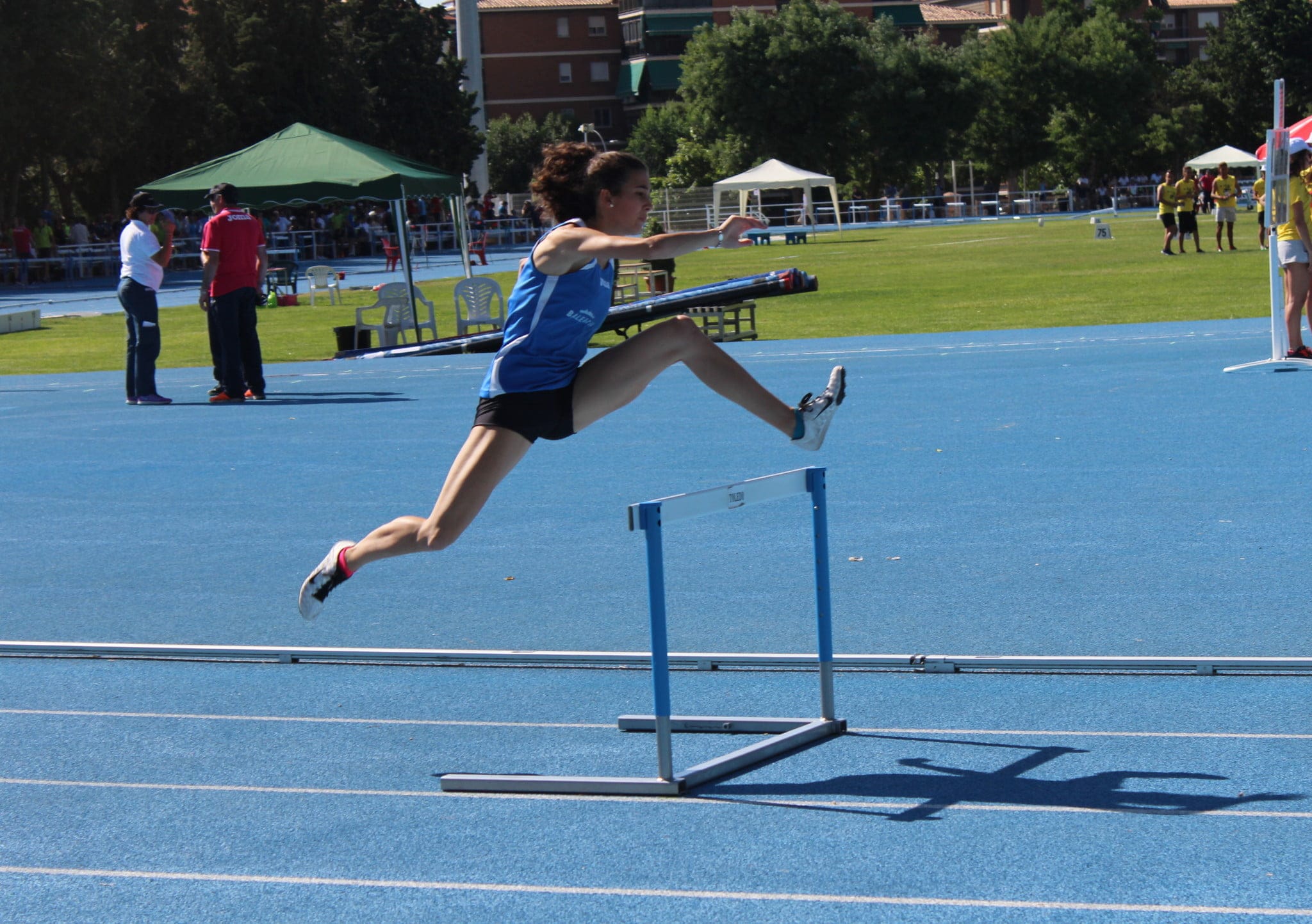 Aina Fornés atacando una valla