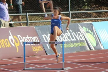 aina fornes saltando una valla