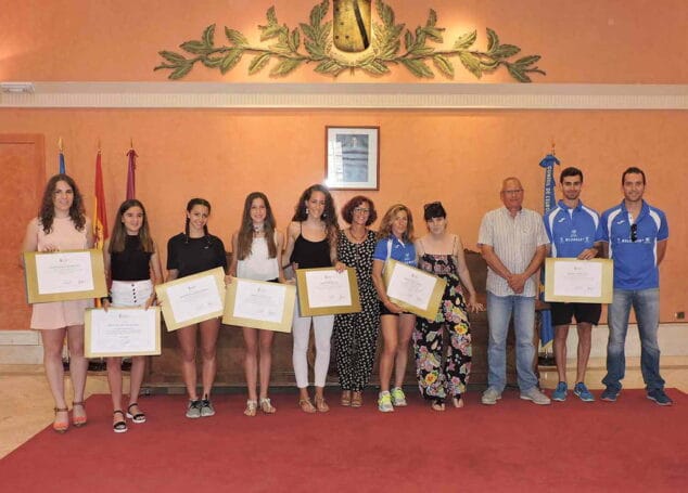 atletes amb entrenadors i polítics