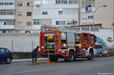 Bomberos trabajando en la extinción del incendio