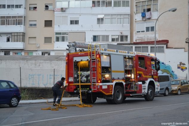 bomberos trabajando en la extincion del incendio
