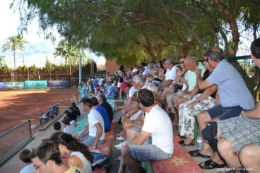 buen aspecto grada de la pista central de club tenis denia