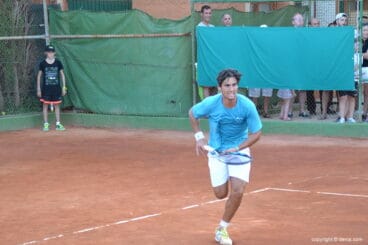 Carlos Taberner corriendo hacia la pelota