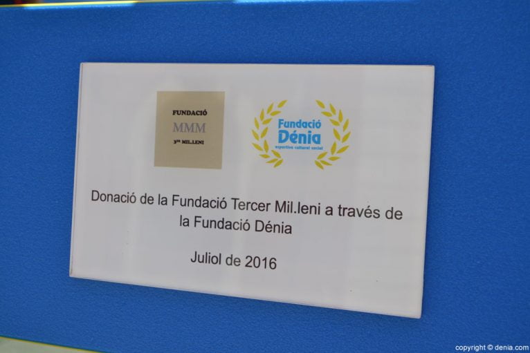 Cartel de la donación de la Fundació Dénia