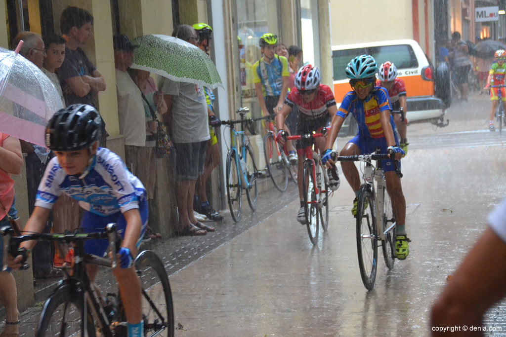 Ciclistas bajo la fuerte lluvia