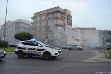 Cortes de tráfico por el incendio de un solar en Dénia