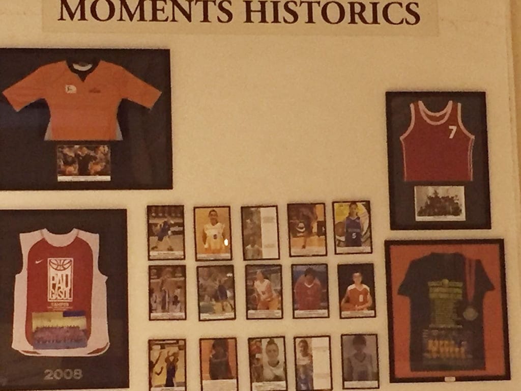 Cuadros de la exposición baloncesto del pabellón Joan Fuster