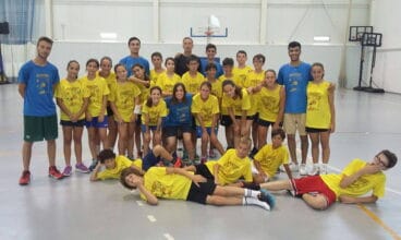 eduardo clavero junto a tecnicos y alumnos