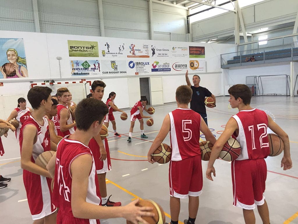 Eduardo Clavero dirige la 'VII Semana de Tecnificación del Dénia Básquet Club' 1 Eduardo Clavero trabajando con sus alumnos