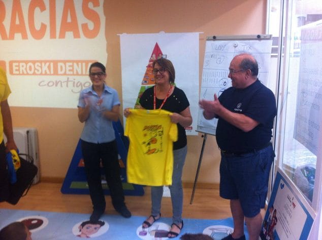 Eroski incluye el Campus del Dénia Básquet en su programa de hábitos saludables 2 entrega de camiseta del campus a eroski