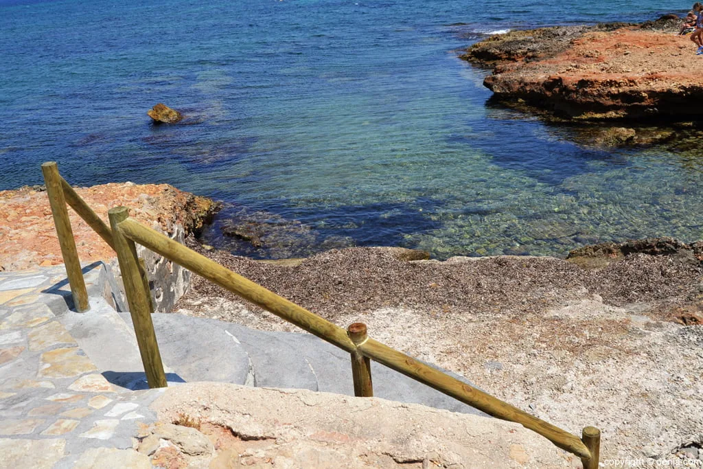 El Ayuntamiento habilitará pasarelas de acceso a discapacitados en la Punta Negra 1 Escalera de acceso a la playa de la Punta Negra