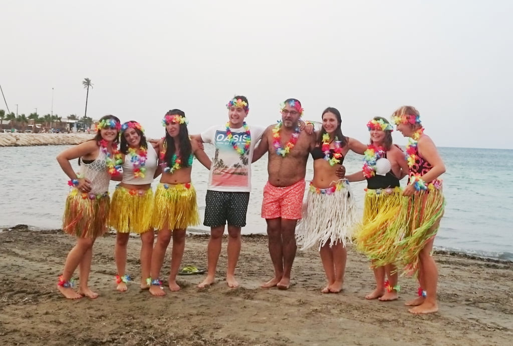 Fiesta hawaiana en la playa de Dénia