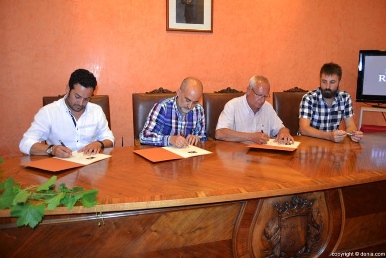 Firma de los representantes de Dénia Orba y El Verger