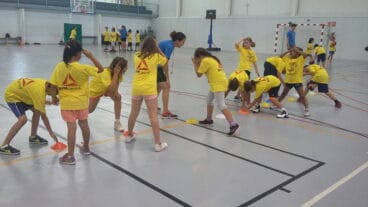 Grupos realizando ejercicio de conos