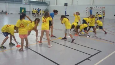 Grupos realizando ejercicio de conos