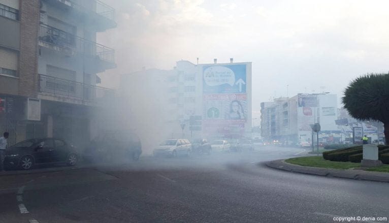 Humo provocado por el incendio de un solar