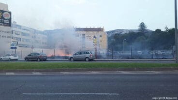 Incendio de un solar en la entrada de Dénia