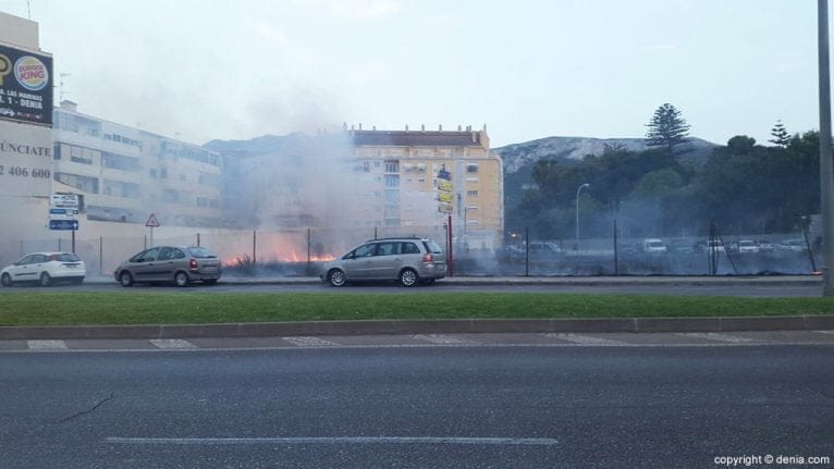 Incendio de un solar en la entrada de Dénia