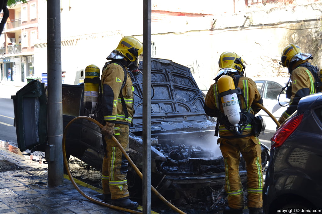 Incendio de un vehículo estacionado en Dénia