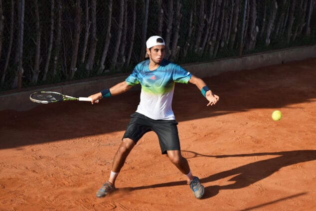 jaume munar dando un golpe de derechas