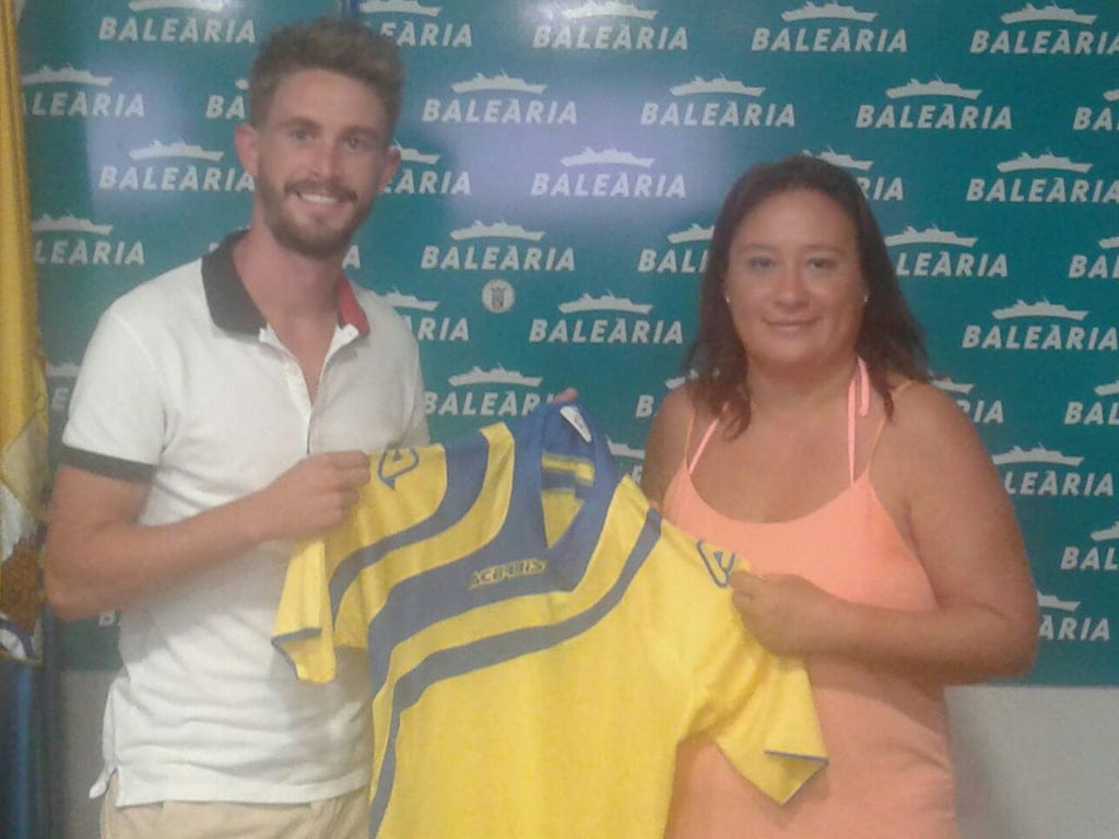 El centrocampista Jordi Aparisi ya es jugador del CD Dénia 1 El jugador Jordi Aparisi con Gema Estrela