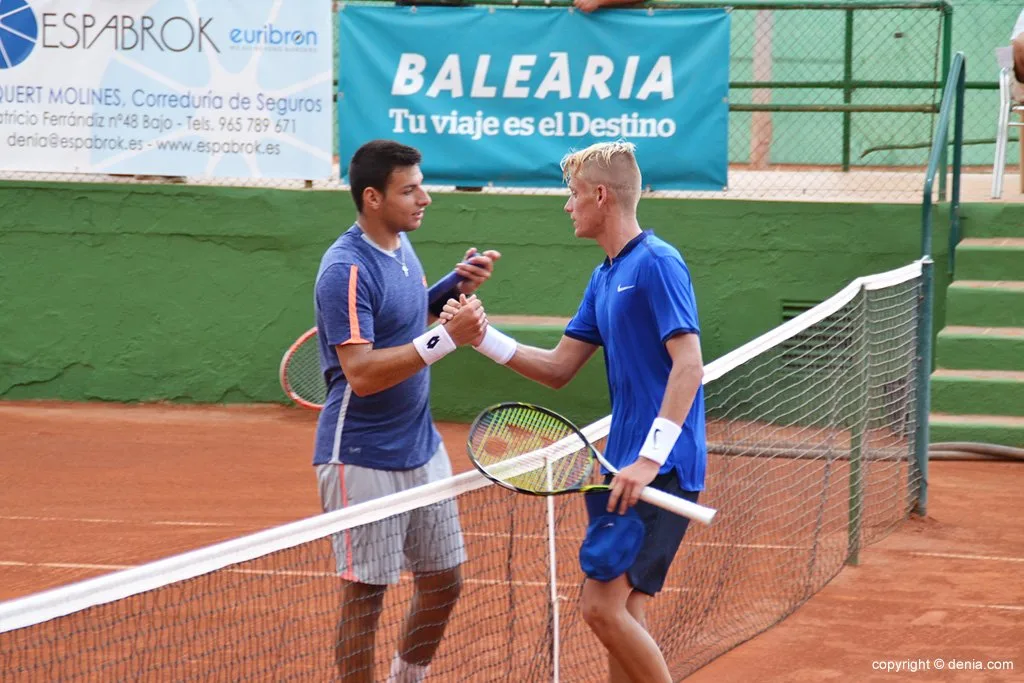 David Jordá da la única sorpresa del Orysol al vencer a Pedro Martínez 1 Khun felicita a Bernabé Zapata al finalizar su partido