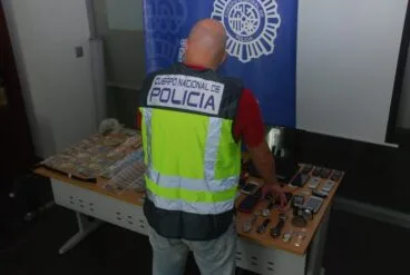 la policia nacional detiene a ocho personas por robo en domicilios de denia y xabia