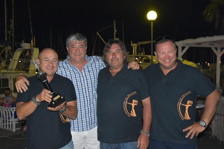 La tripulación del "Reti" con la Diana de Plata