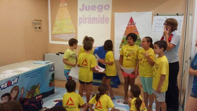 Eroski incluye el Campus del Dénia Básquet en su programa de hábitos saludables 4 los ninos realizando la actividad en eroski