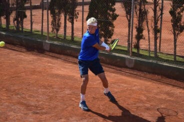 nicola khun golpeando de reves