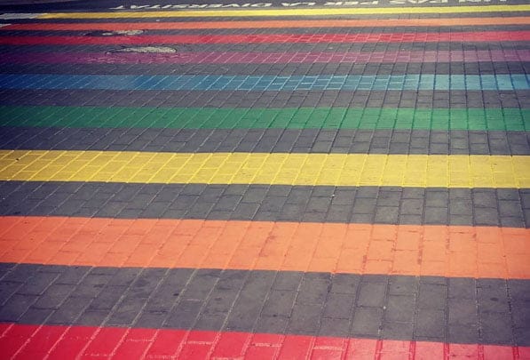 paso de peatones arcoiris en denia
