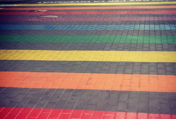 Paso de peatones arcoíris en Dénia