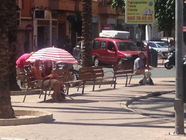 sombrillas en la parada de autobus de denia