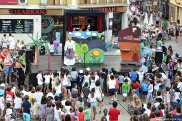 Teatro infantil en la plaza del Consell