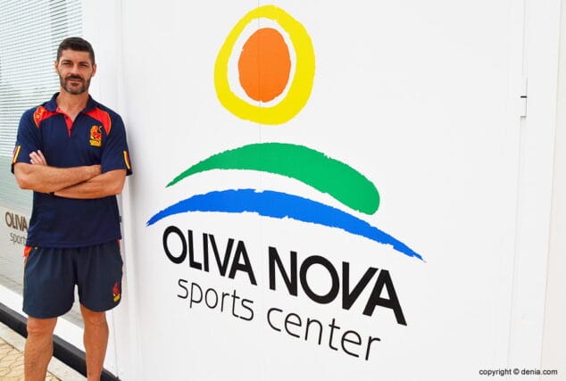 tiki en la puerta del gimnasio