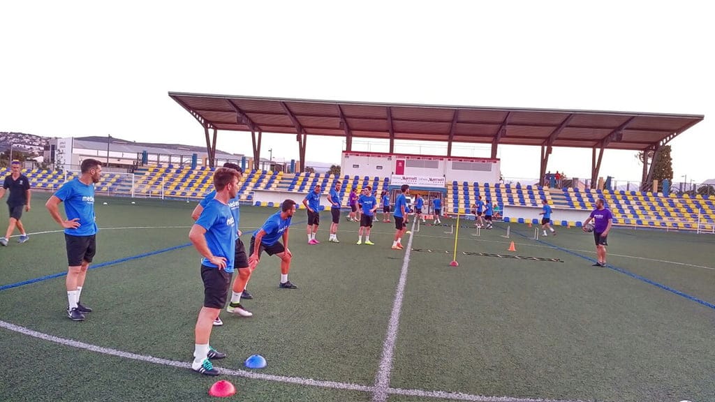 Trabajo por grupo en el campo Diego Mena