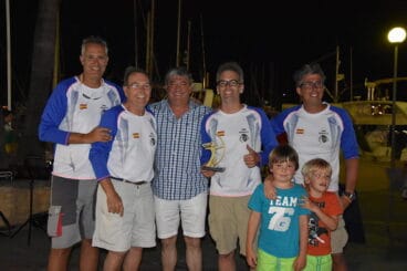 Tripulación del “Jerónimo II” con su trofeo