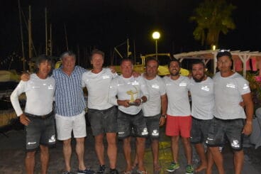 Tripulación del “Optimumm” con su trofeo