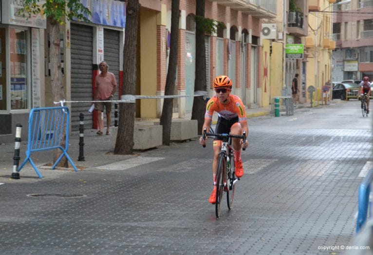 Ciclista cadete durante la carrera