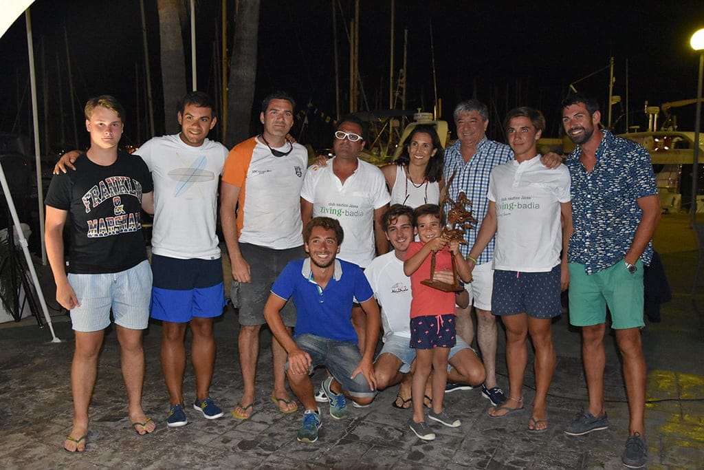 Tripulación del "Ziving" con su trofeo
